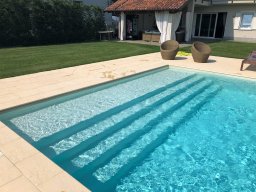 piscina con ingresso scala